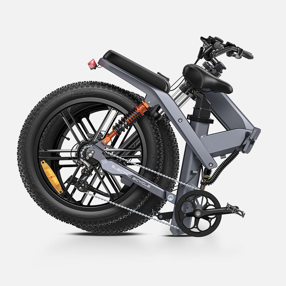 Graues, zusammengeklapptes E-Bike. Schwarze Reifen, Sattel und Lenker. Marke ENGWE. Seitenansicht.