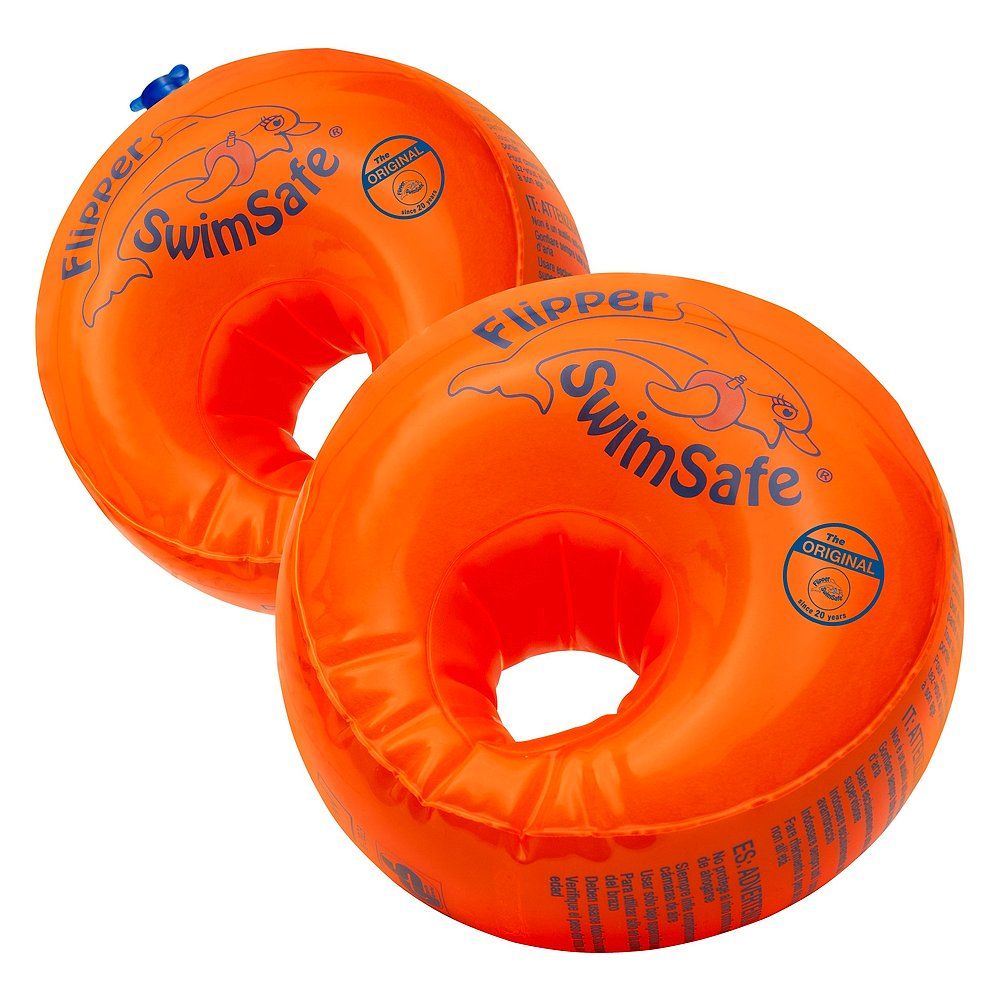 Zwei aufblasbare orangefarbene Schwimmringe mit der Aufschrift "Flipper SwimSafe".