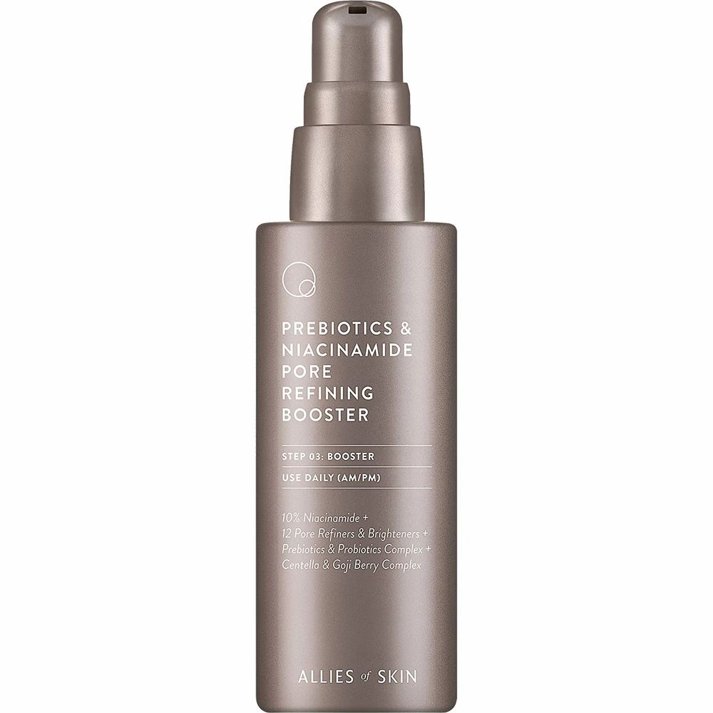 Braune Flasche mit Pumpe. Beschriftung: PREBIOTICS & NIACINAMIDE PORE REFINING BOOSTER. Text: STEP 01 BOOSTER, USE DAILY (AM/PM).