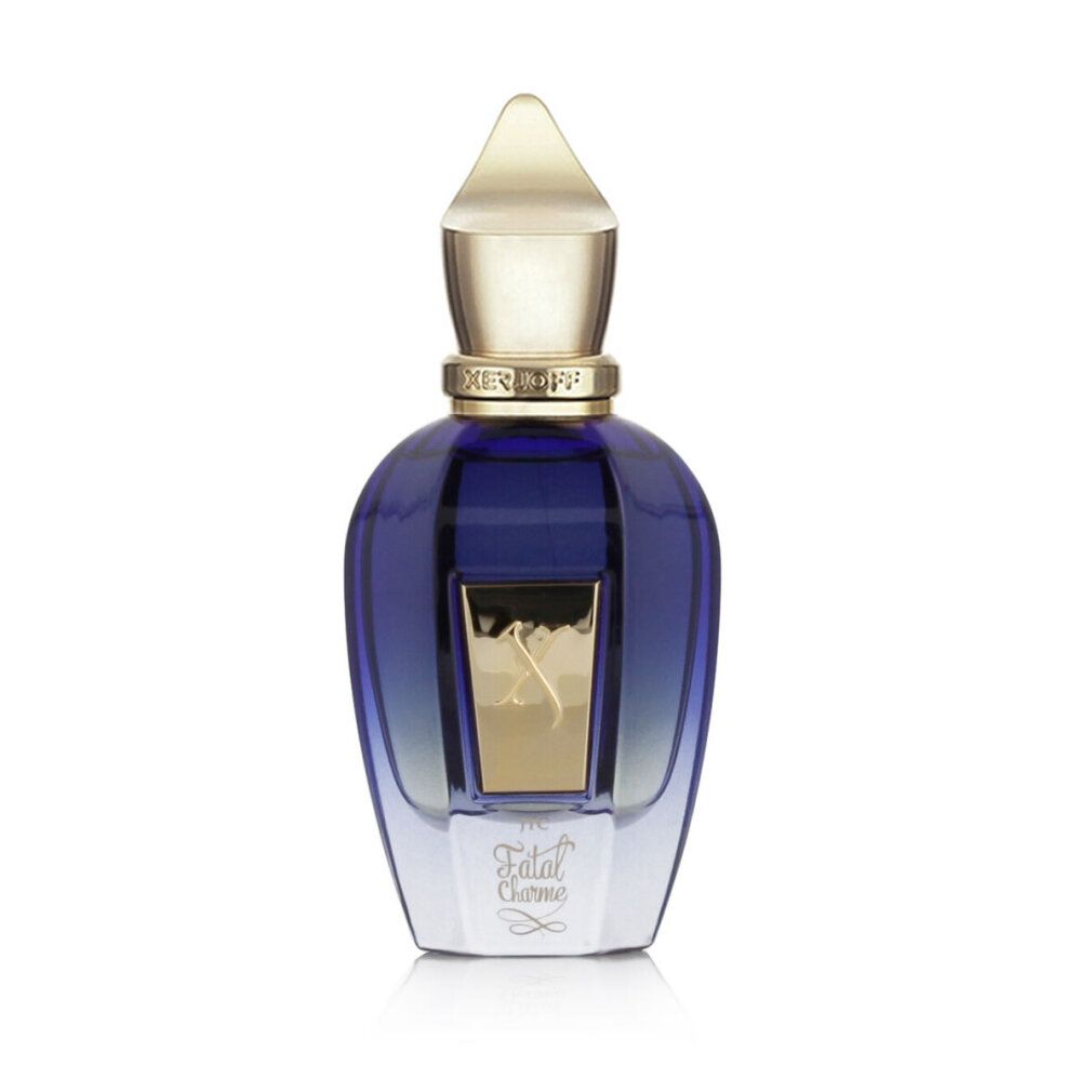 Blaue Parfumflasche mit goldfarbenem Verschluss. Goldfarbene Schriftzüge: XERJOFF, Fatal Charme. Flasche hat eine goldene Plakette.