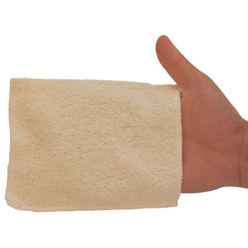 Beigefarbener Waschhandschuh aus weichem Material, gehalten von einer Hand. Rechteckige Form.