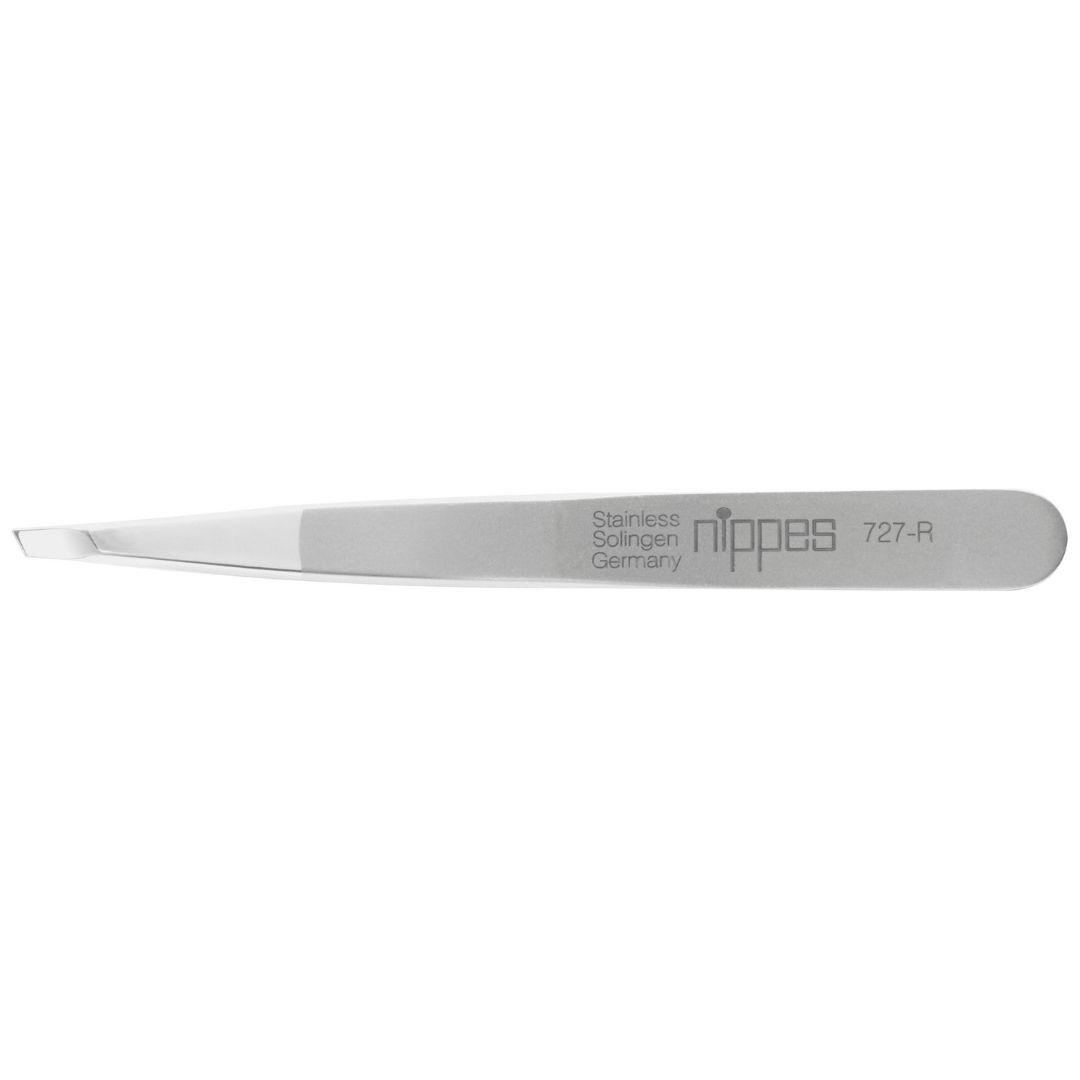 Schräge Pinzette aus rostfreiem Stahl. Marke NIPPES, Modell 727-R. Mit Logo und Herkunftsbezeichnung.