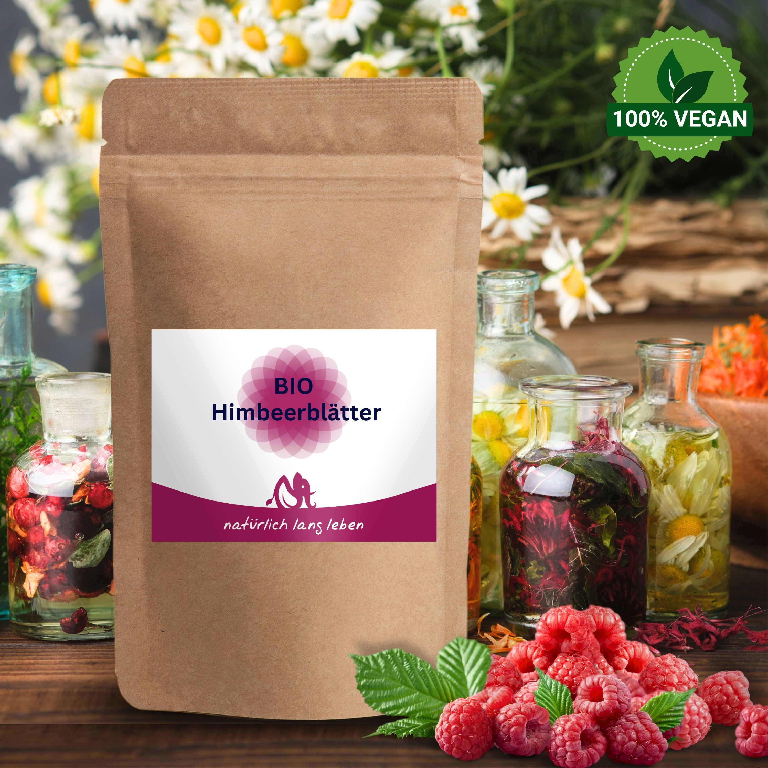 BIO Himbeerblätter in Papiertüte, umgeben von Kräutern, Beeren und Tinkturen. 100% Vegan Siegel.