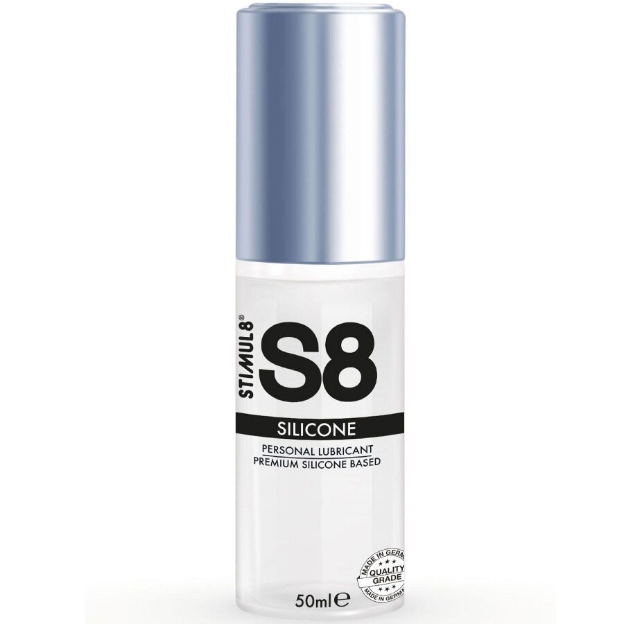 Transparente Flasche mit silbernem Deckel. Aufschrift: STIMUL8, S8, SILICONE, PERSONAL LUBRICANT, PREMIUM SILICONE BASED. 50ml.