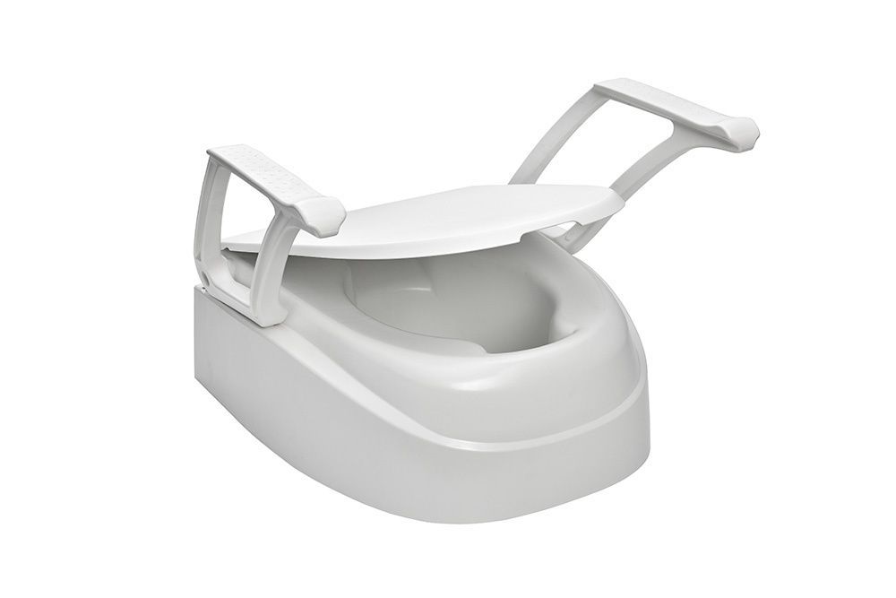 Toilettensitzerhöhung mit hochgeklapptem Deckel. Weißes Kunststoffprodukt. Erhöhte Sitzfläche mit Armlehnen.
