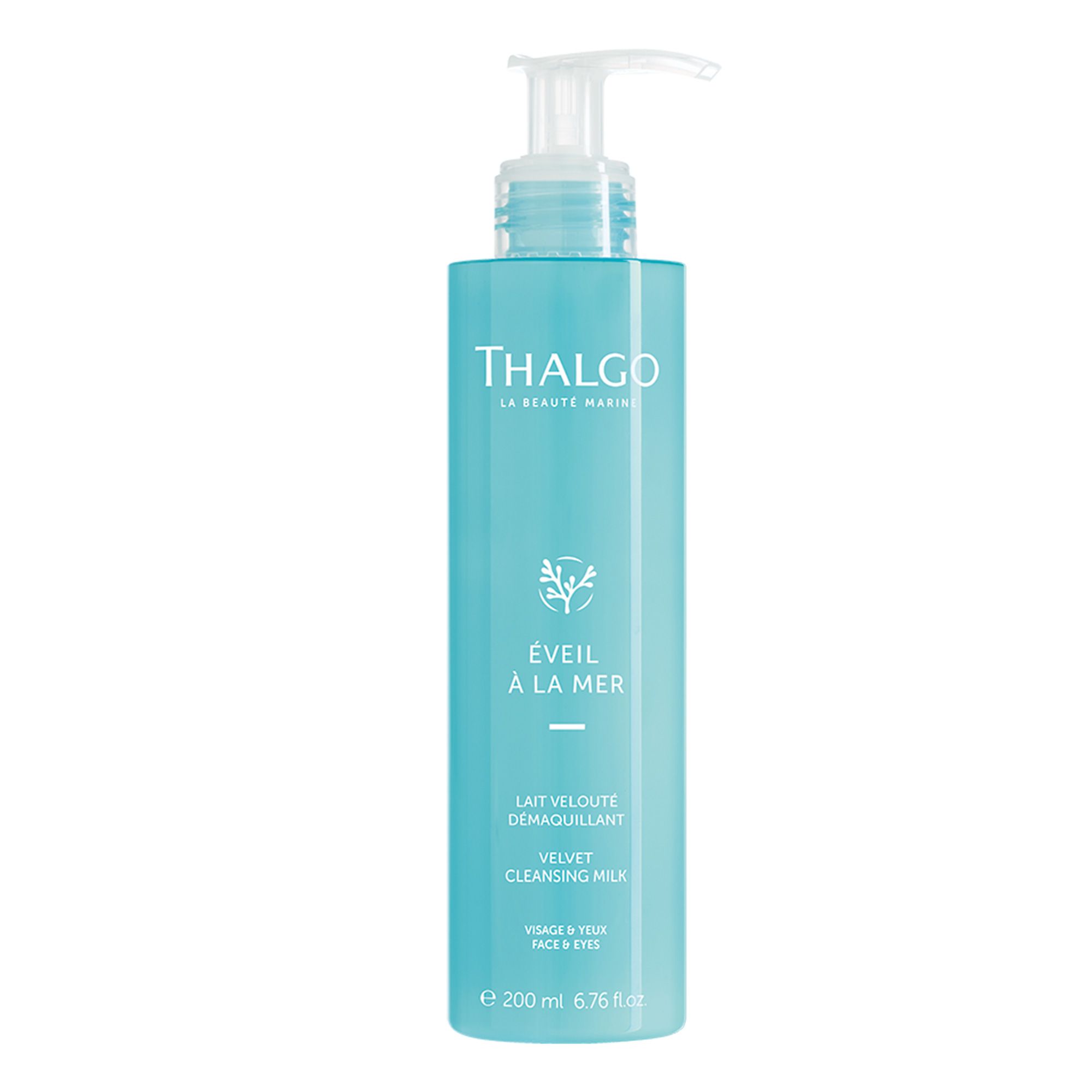 Türkisgrüne Flasche mit Pumpe. Aufschrift: THALGO, ÉVEIL À LA MER, LAIT VELOUTÉ DÉMAQUILLANT, VELVET CLEANSING MILK. Volumen: 200 ml.