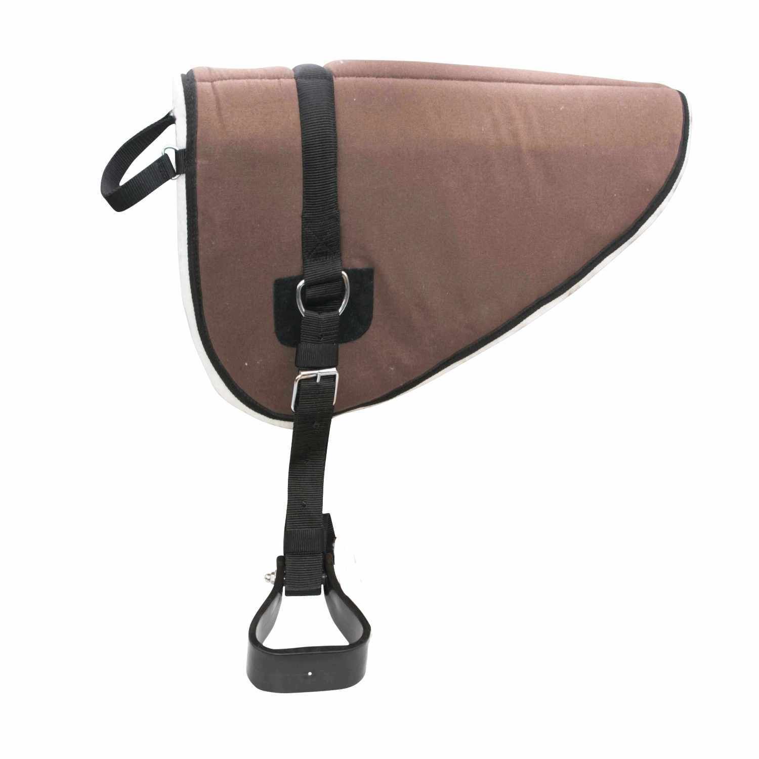 Brauner Bareback Pad mit schwarzen Gurten und Steigbügel. Weiße Unterseite. Mit Haltegriff.