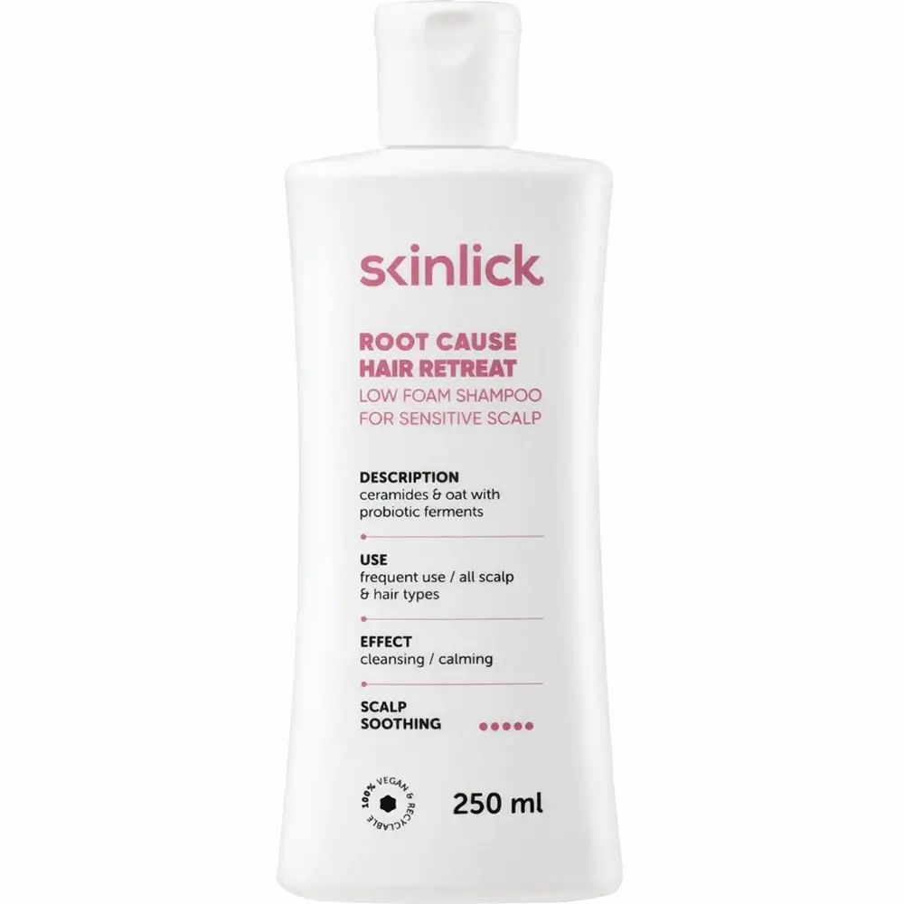 Weiße Shampoo-Flasche mit rosa Schrift. Aufschrift: SKINLICK, ROOT CAUSE HAIR RETREAT, 250 ml.
