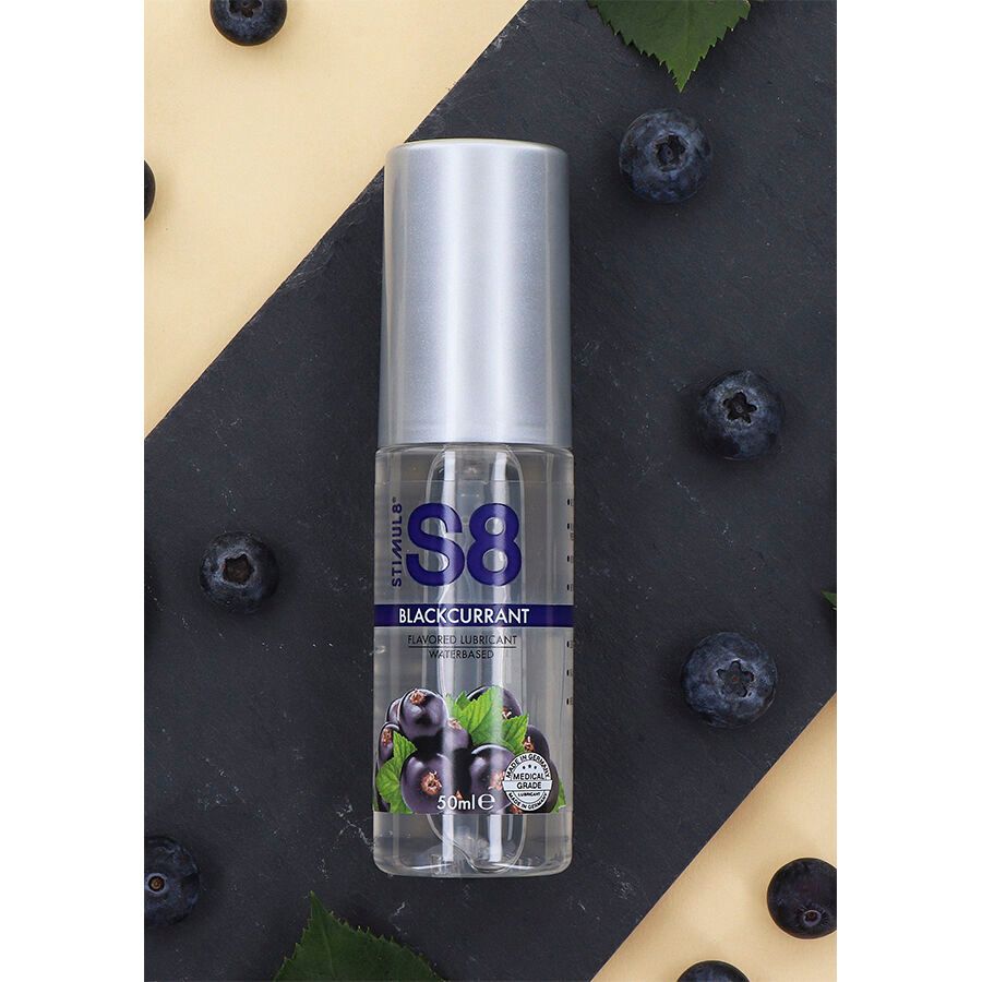 Zylinderförmige Flasche mit silbernem Deckel. Aufschrift S8, Blackcurrant, und Abbildung von Johannisbeeren. 50ml.