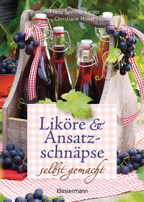 Buch mit dem Titel "Liköre & Ansatzschnäpse selbst gemacht". Flaschen mit Flüssigkeit in Holzkiste, Trauben.
