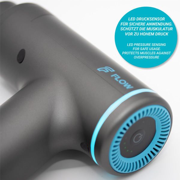 Nahaufnahme der Massagepistole. Graues Gehäuse mit blauem Ring. Text: LED-Drucksensor für sichere Anwendung.