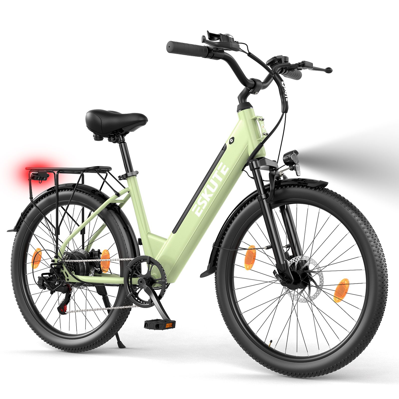 Hellgrünes Elektro-Citybike. Schwarze Reifen, Schutzbleche und Lenker. Rücklicht und Frontscheinwerfer leuchten. ESKUTE-Logo am Rahmen.