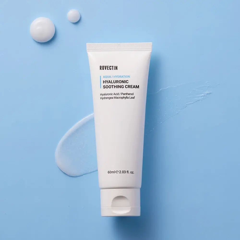 Weiße Tube mit ROVECTIN AQUA HYDRATION HYALURONIC SOOTHING CREAM in blauer Schrift. Enthält Hyaluronsäure und Panthenol. 60ml.