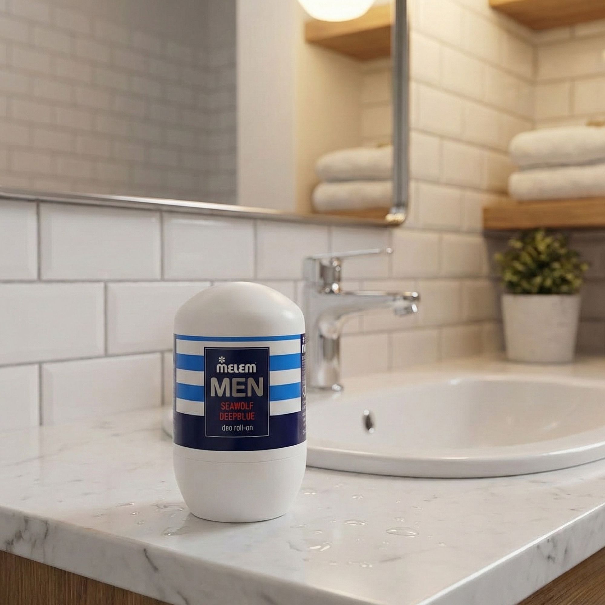 Weißer Roll-On-Deo mit blauen Streifen und Schriftzug. Auf einer Marmoroberfläche im Badezimmer platziert.