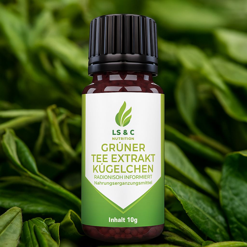 Braune Glasflasche mit schwarzem Deckel. Etikett mit Logo, Produktname und Inhaltsangabe: Grüner Tee Extrakt Kügelchen. Hintergrund: grüne Blätter.