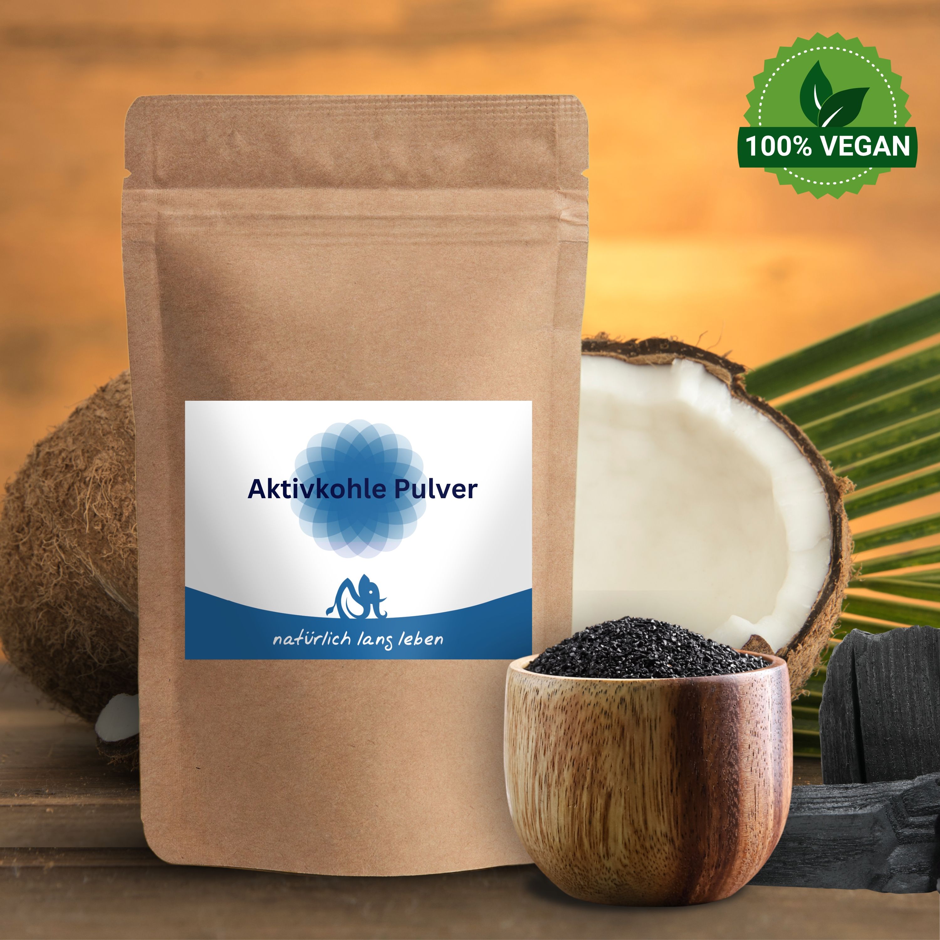 Produktverpackung mit 'Aktivkohle Pulver'. Braune Papiertüte, daneben eine Schale mit Aktivkohle und eine Kokosnuss. Vegan-Siegel.