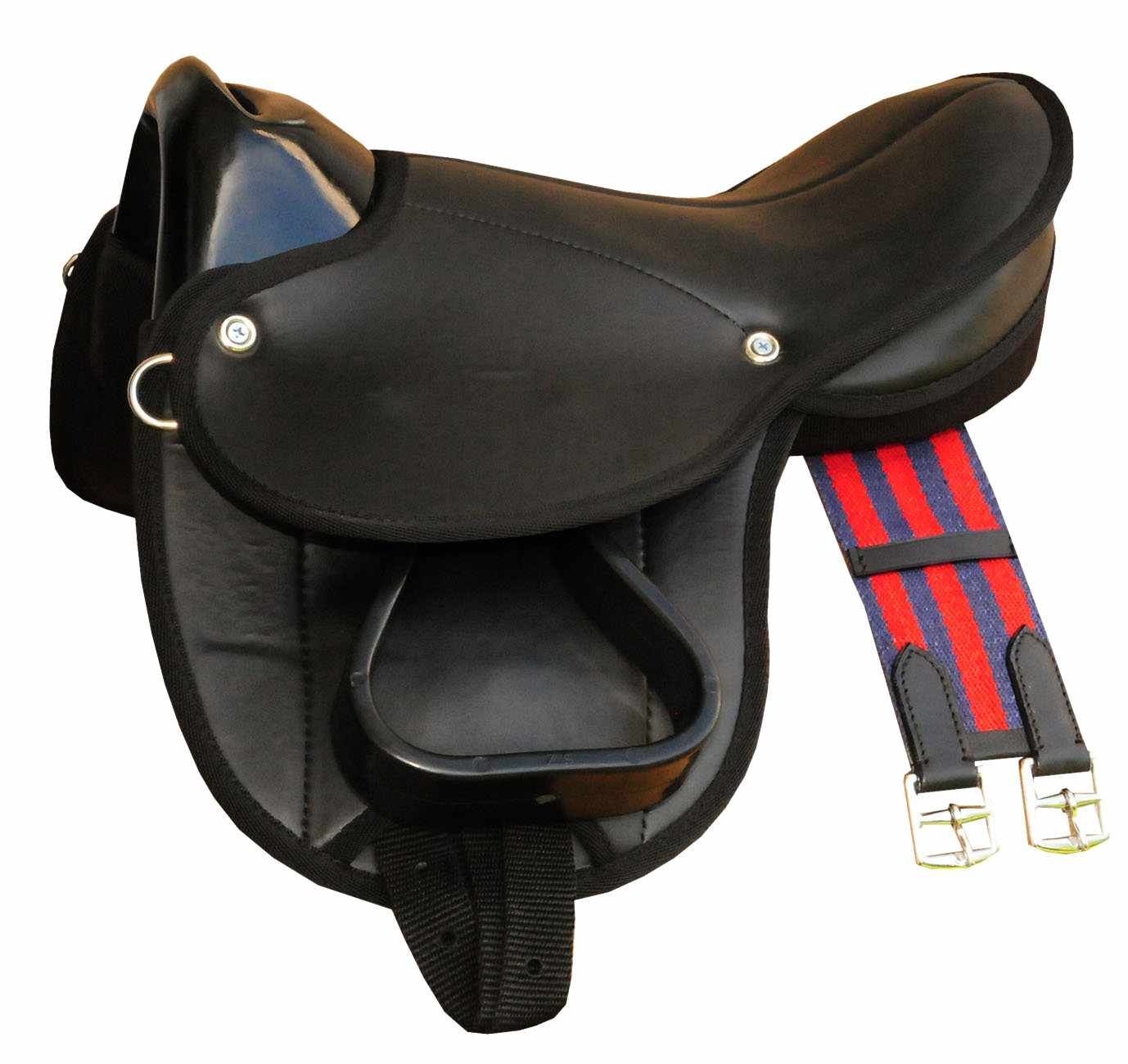 Schwarzer Pony-Shettysattel mit Steigbügeln und rotem/blauem Gurt. Schwarze Steigbügelriemen. Metallverschlüsse.