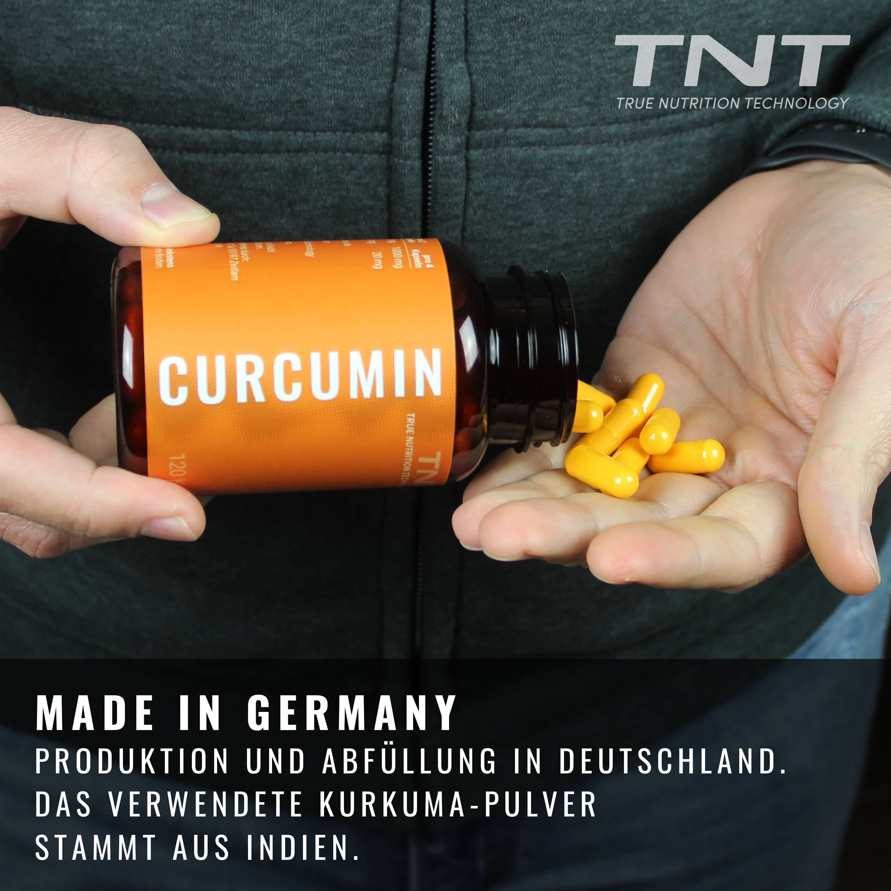 Hände halten eine Flasche und Kapseln. Aufschrift CURCUMIN und TNT. Text: Made in Germany.
