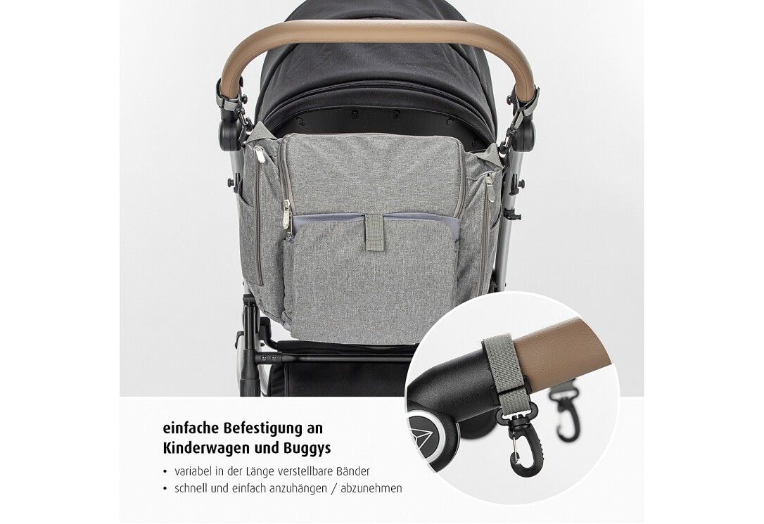 Grauer Sitzerhöher an einem Kinderwagen befestigt. Befestigungsgurte und Haken sichtbar.