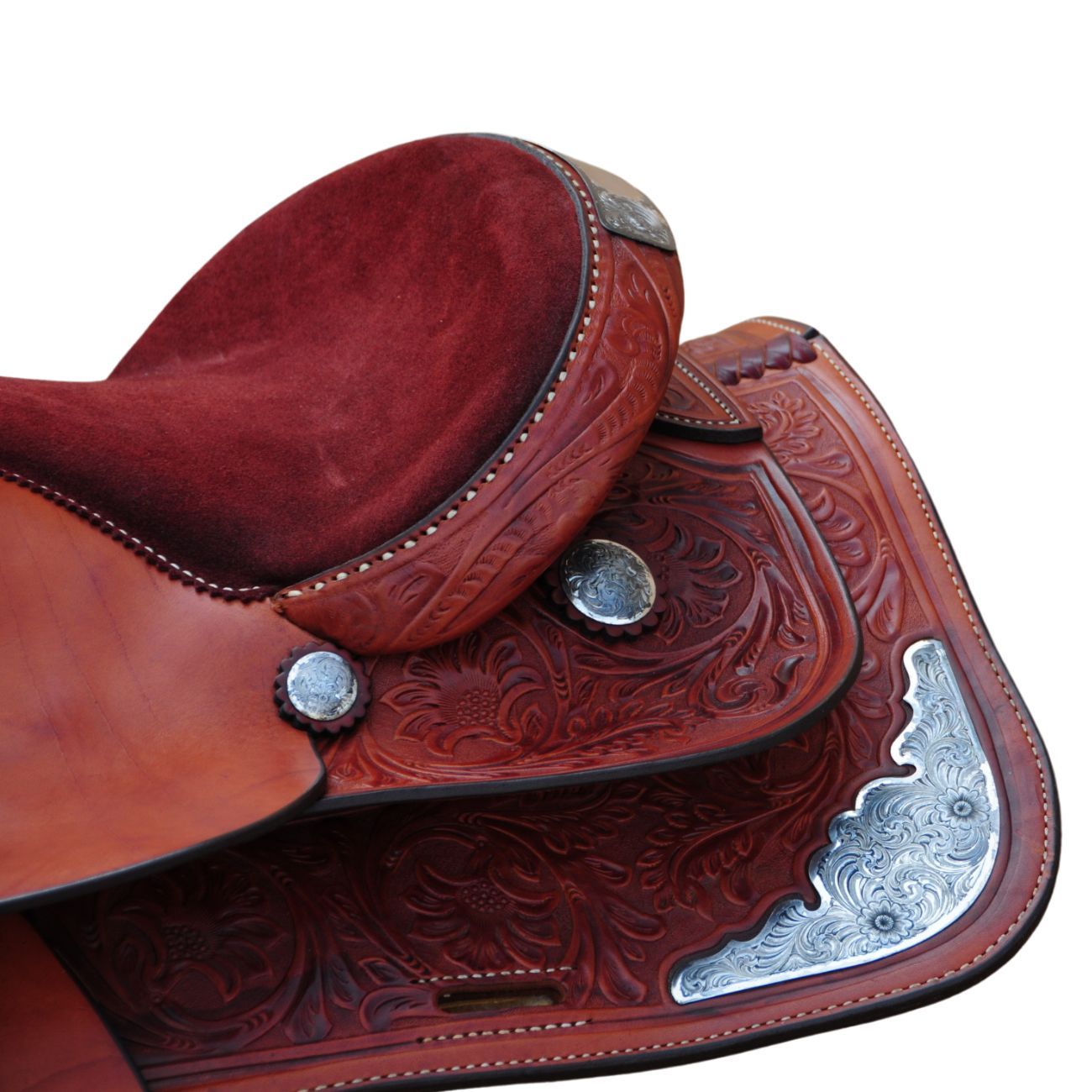 Nahaufnahme eines braunen Westernsattels mit rotem Sitz und floralen Mustern. Silberne Zierleisten an den Kanten.
