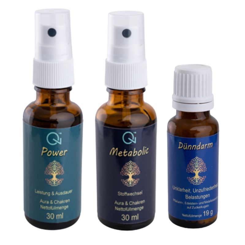 Drei Flaschen mit Sprüh- und Tropfverschluss. Beschriftungen: Power, Metabolic, Dünndarm. Braunglasflaschen mit blauen Etiketten. Qi-Logo.