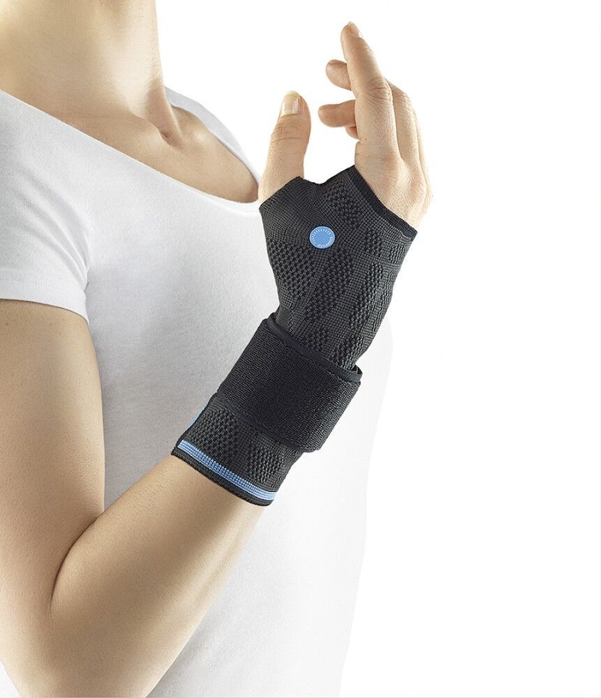 Handgelenkbandage, schwarz mit blauem Akzent. Am Handgelenk getragen. Blaue Taste.