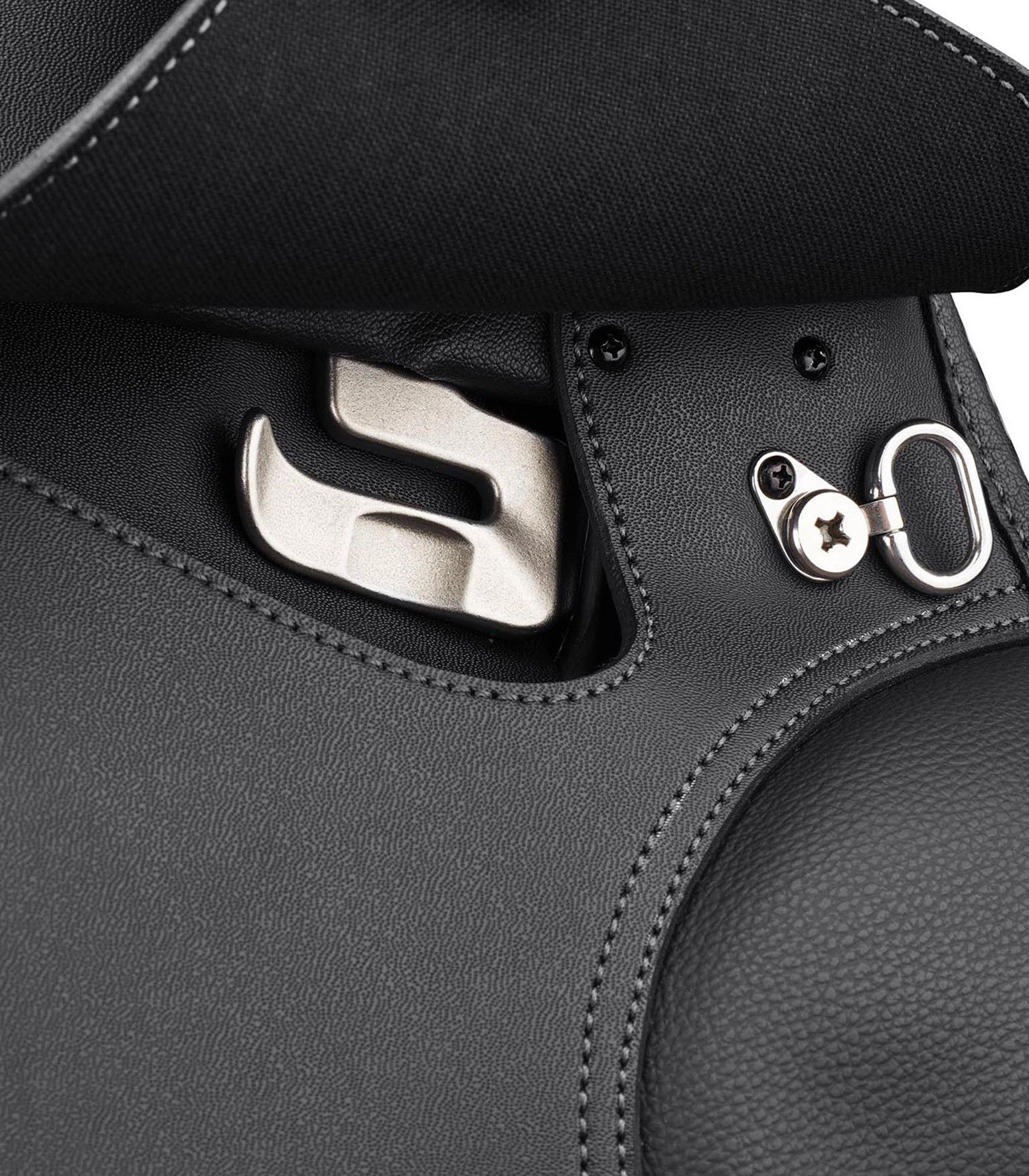 Detailansicht Wintec 500 VS Sattel. Schwarzes Leder, Steigbügelaufhängung, Metallbeschläge, Nähte.