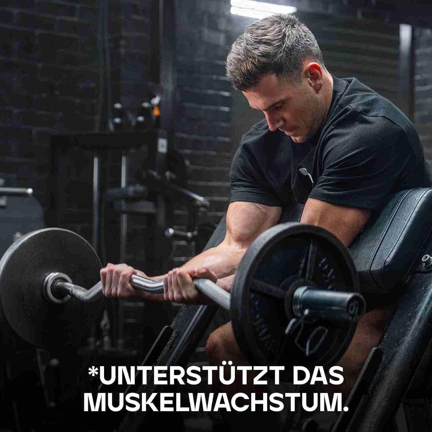 Mann trainiert mit Hantel in einem Fitnessstudio. Text: *UNTERSTÜTZT DAS MUSKELWACHSTUM.