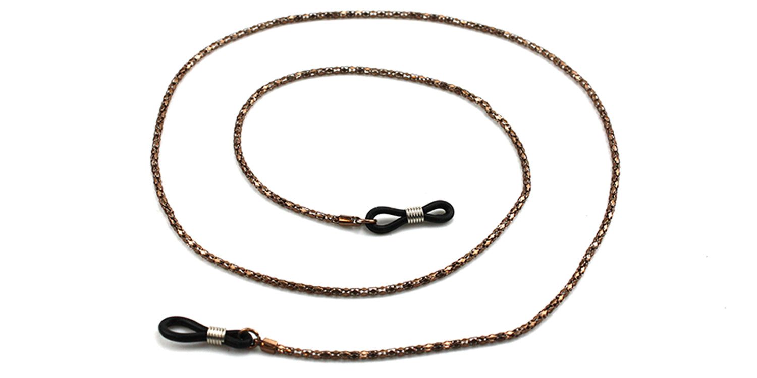 Brillenkette, braun-beige geflochten, mit schwarzen Gummischlaufen. Auf weißem Hintergrund.