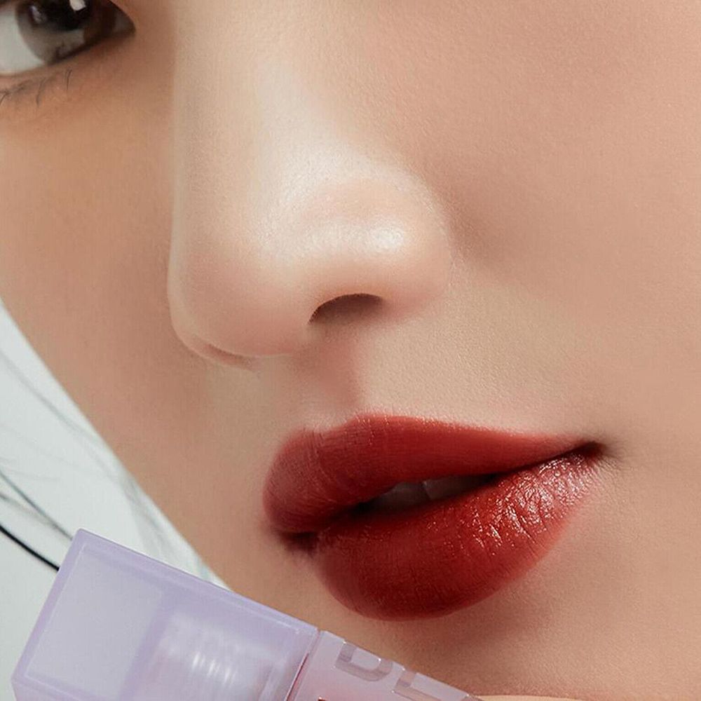 Nahaufnahme von Lippen mit aufgetragenem Lippenprodukt. Farbton: DL13 Gothic jujube. Sichtbar: Lippen.