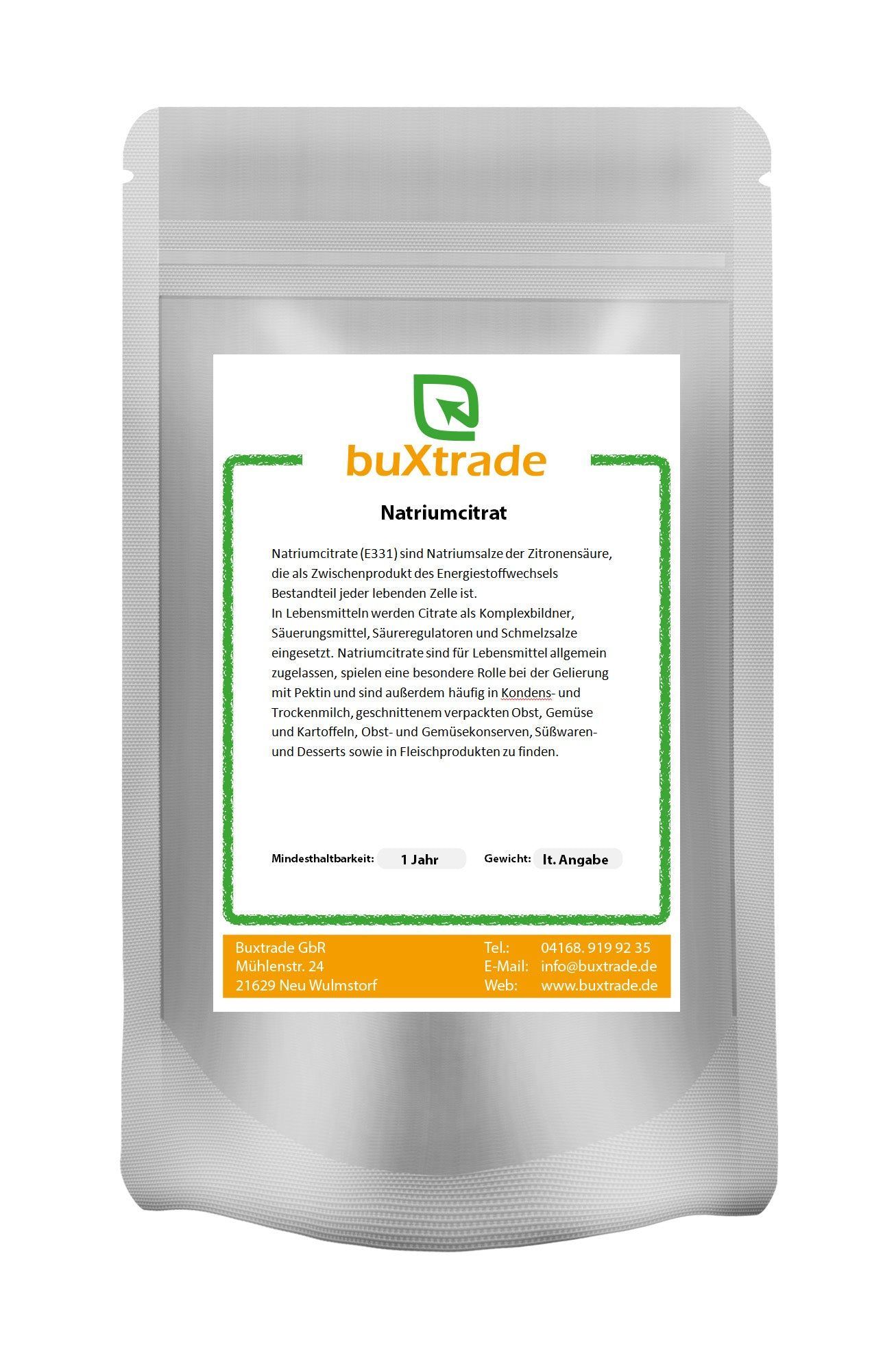 Beutel mit buXtrade Natriumcitrat. Weißer Beutel mit grünem Etikett. Text: Natriumcitrat, Mindesthaltbarkeit 1 Jahr.
