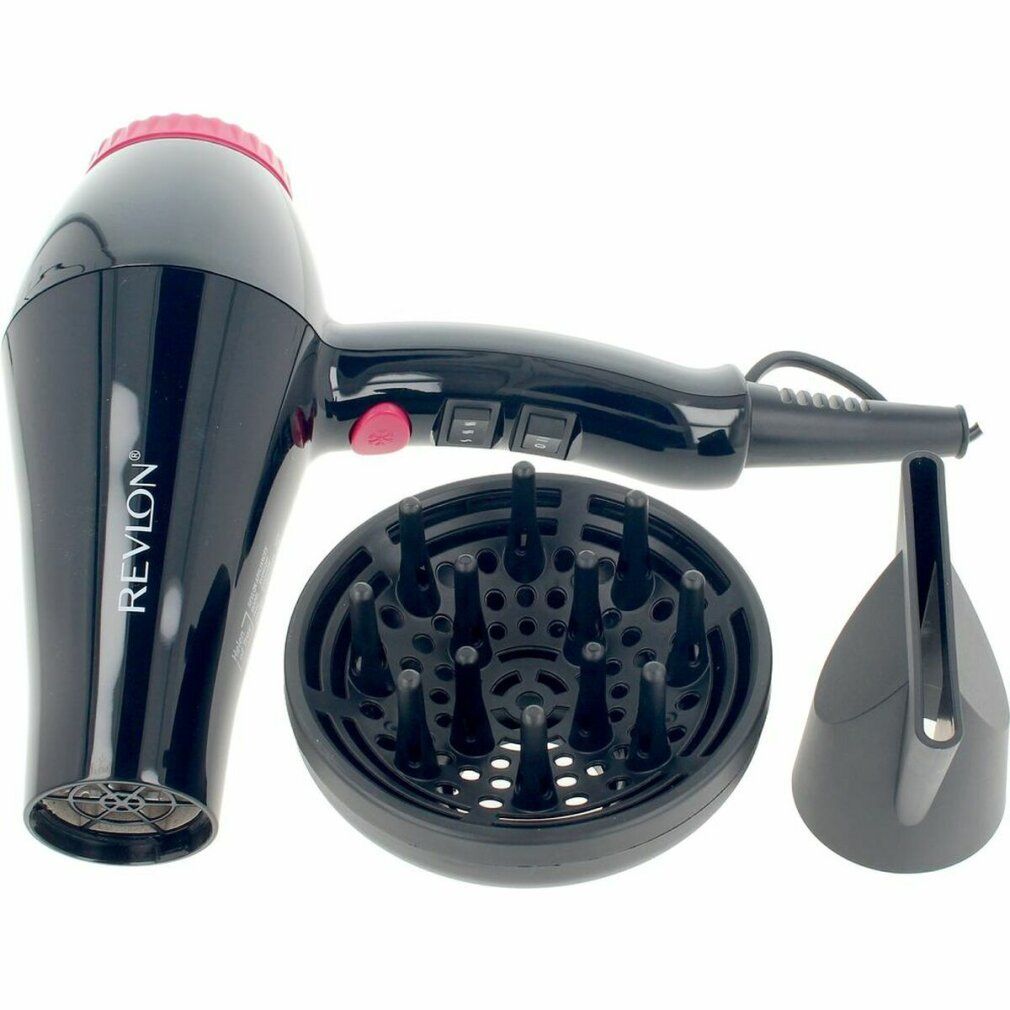 Schwarzer Haartrockner mit Diffusor und Düse. Marke Revlon. Schwarzer Griff mit roten Akzenten. Zubehör liegt daneben.