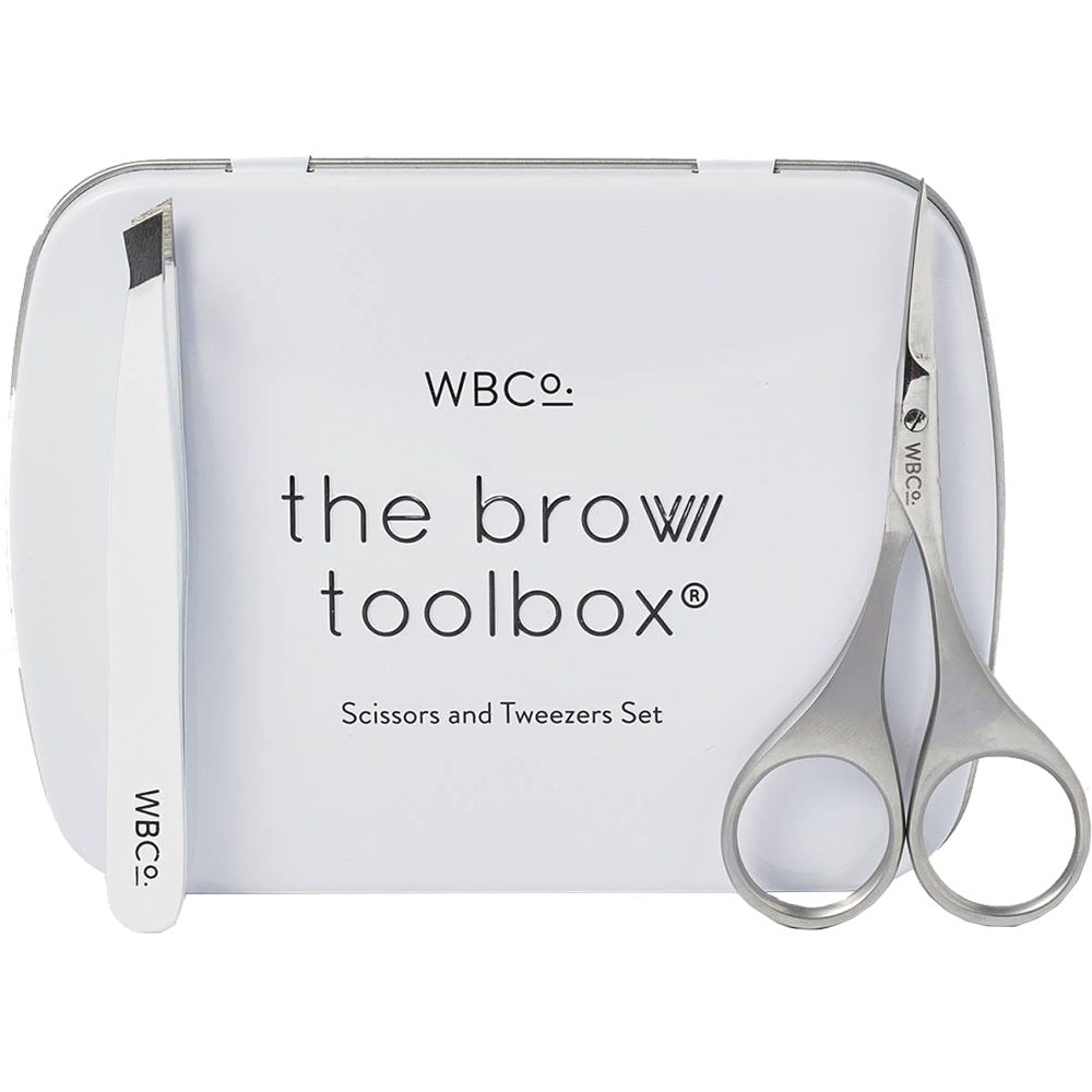 Weißes Etui mit Aufschrift 'the brow toolbox'. Enthält eine Pinzette und eine Schere. 'WBCo.'-Logo auf Pinzette und Schere.
