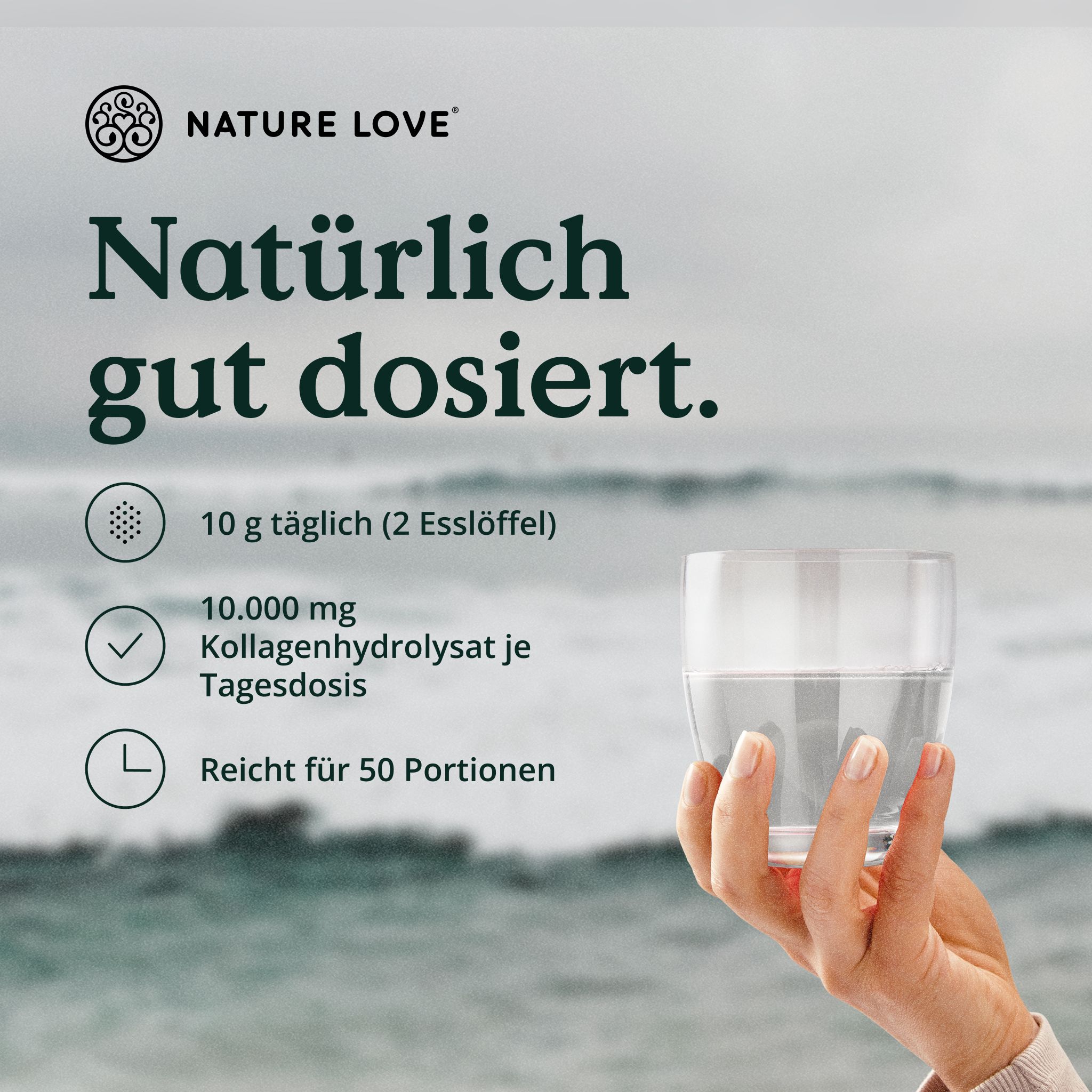 Glas Wasser, Hand hält Glas. Text: 10 g täglich (2 Esslöffel), 10.000 mg Kollagenhydrolysat je Tagesdosis, reicht für 50 Portionen.