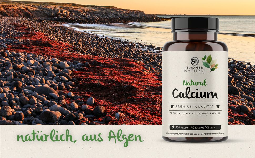 Braune Flasche mit Kapseln vor Küstenlandschaft. Aufschrift: Surpresa Natural, Natural Calcium, Premium Qualität. Natürliches Calcium aus Algen.