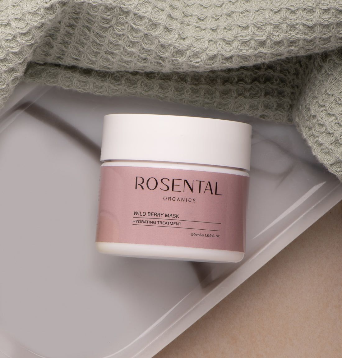 Weißer Tiegel mit Deckel auf einer weißen Platte. Aufschrift: Rosental Organics, Wild Berry Mask, Hydrating Treatment. 50 ml.