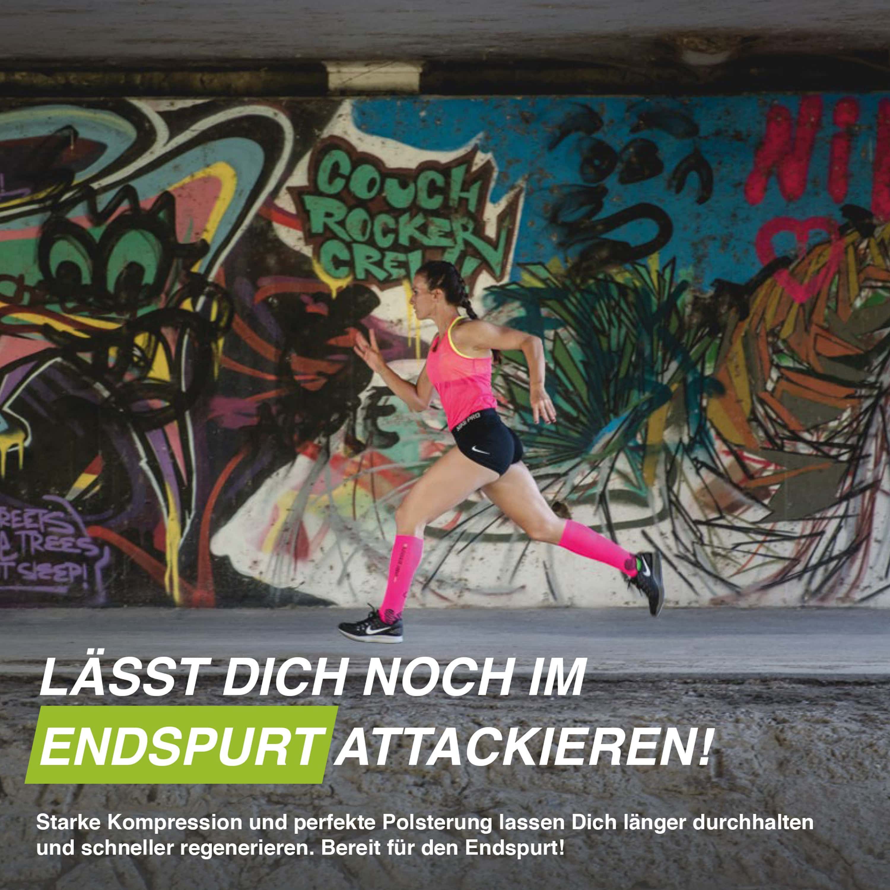 Läuferin in Bewegung, trägt pinkfarbene Kompressionsstrümpfe. Graffiti-Hintergrund. Text: "LÄSST DICH NOCH IM ENDSPURT ATTACKIEREN!"