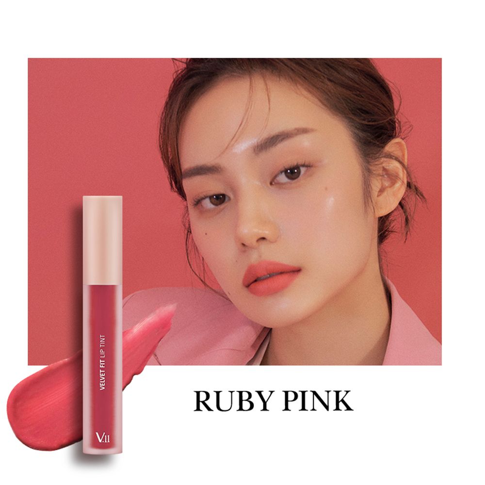 Frau mit Lippenstift aufgetragen. Daneben ein Klecks Lippenstift. Aufschrift: RUBY PINK. V.11 Logo.