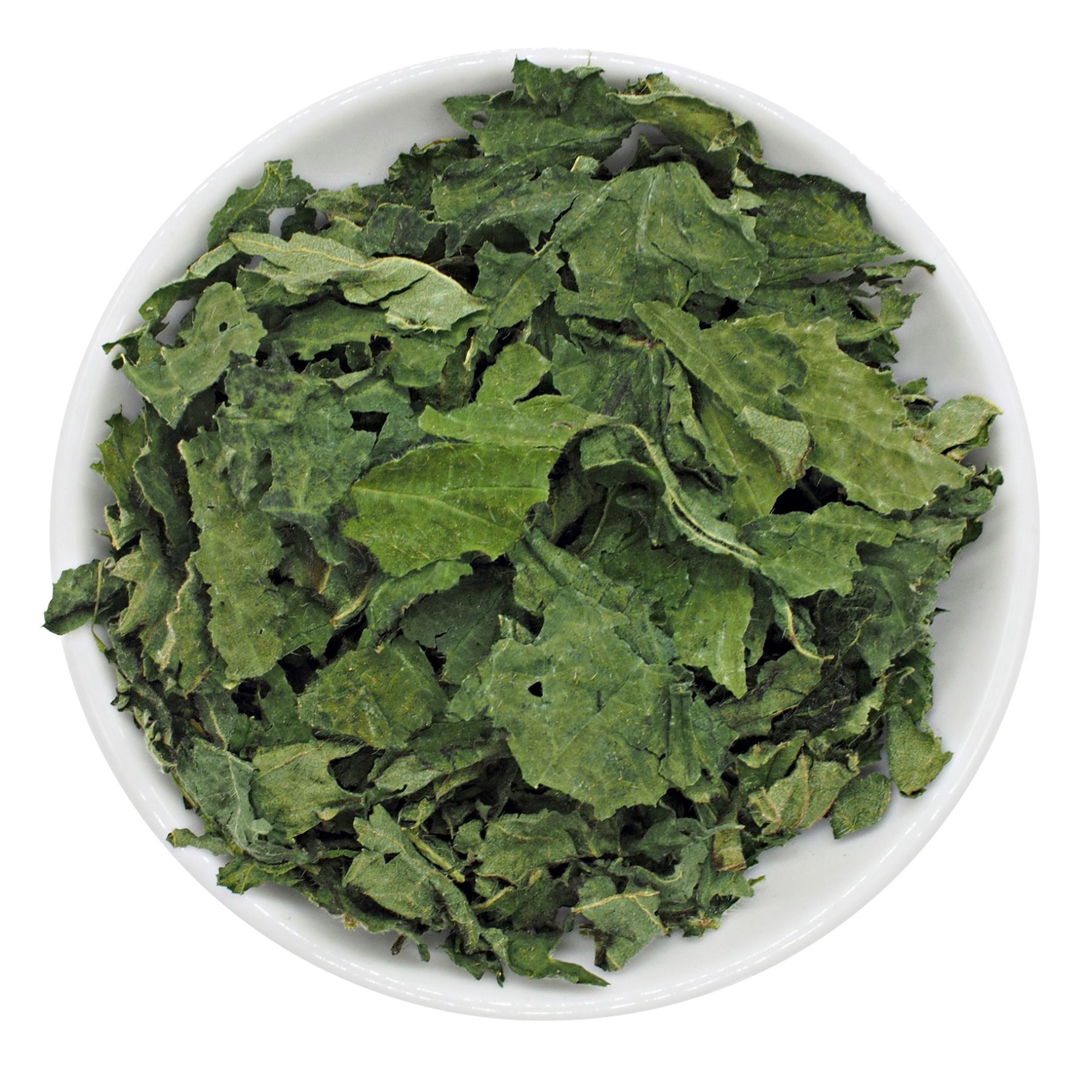 Weiße Schale gefüllt mit getrockneten, grünen Blättern. Blätter sind zerknittert und unregelmäßig geformt. Hintergrund weiß.