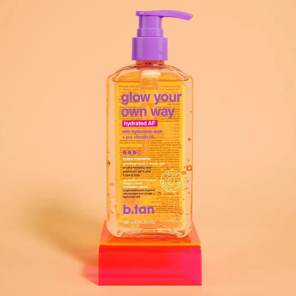 Flasche mit Pumpspender, gefüllt mit gelbem Gel. Aufschrift: 'glow your own way hydrated AF'. Marke: b.tan.