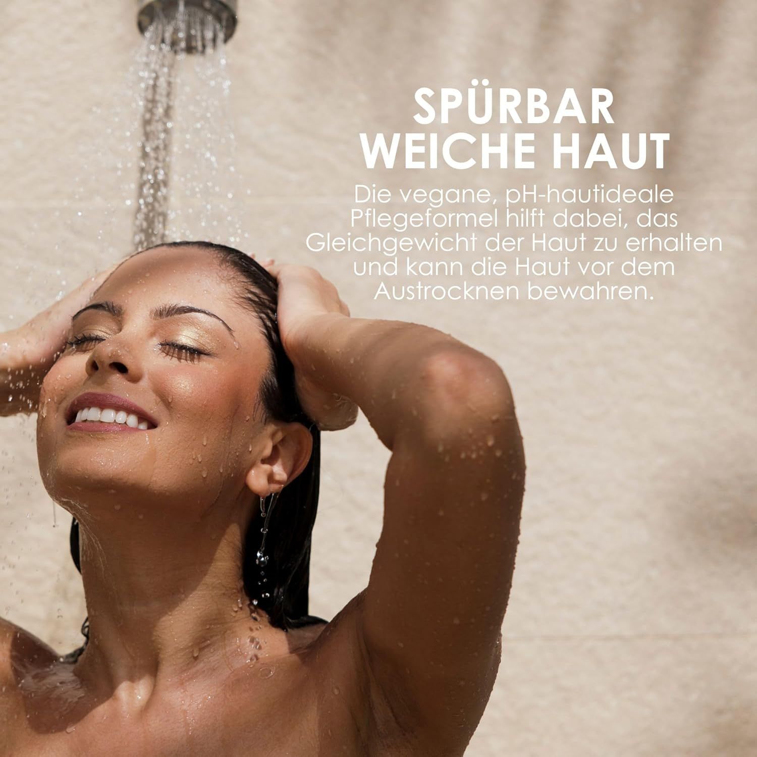 Frau unter der Dusche. Wasser fließt über ihr Gesicht. Text: Spürbar weiche Haut. Vegane, pH-hautideale Pflegeformel.