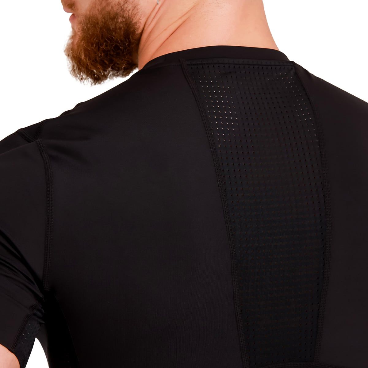 Rückansicht eines schwarzen Herren-T-Shirts mit Mesh-Einsatz am oberen Rücken.