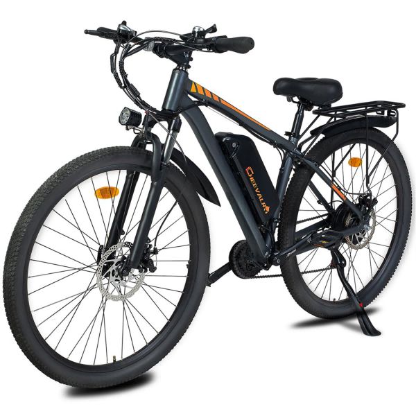 Graues E-Mountainbike mit orangefarbenen Akzenten. Schwarze Reifen, Gepäckträger und Schutzbleche. Akku mit "CHEEVALRY"-Logo.