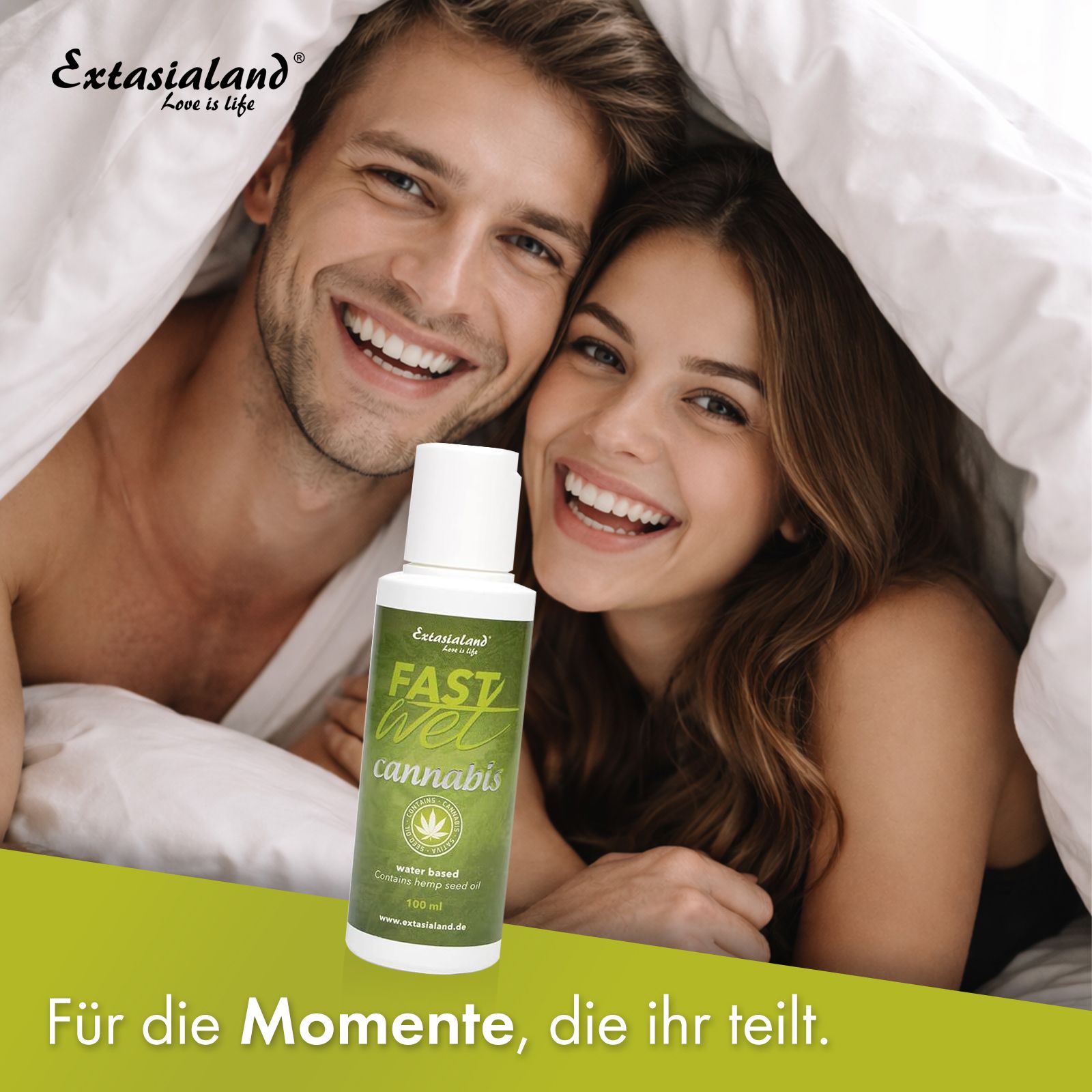 Produktflasche mit grünem Etikett. Aufschrift: Fast Wet Cannabis. Paar im Bett, lächelt.