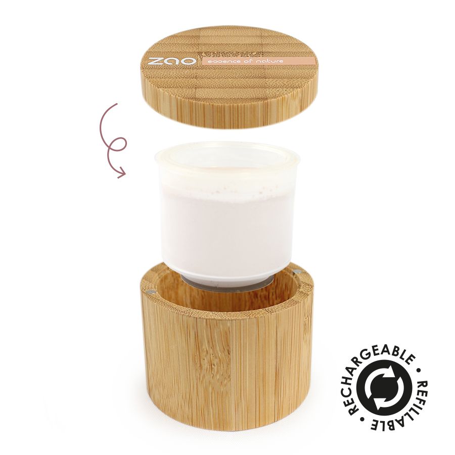 Puderbehälter aus Bambus, geöffnet. Deckel mit Schriftzug. Nachfüllbar-Symbol. Behälter mit losem Puder, weiß.