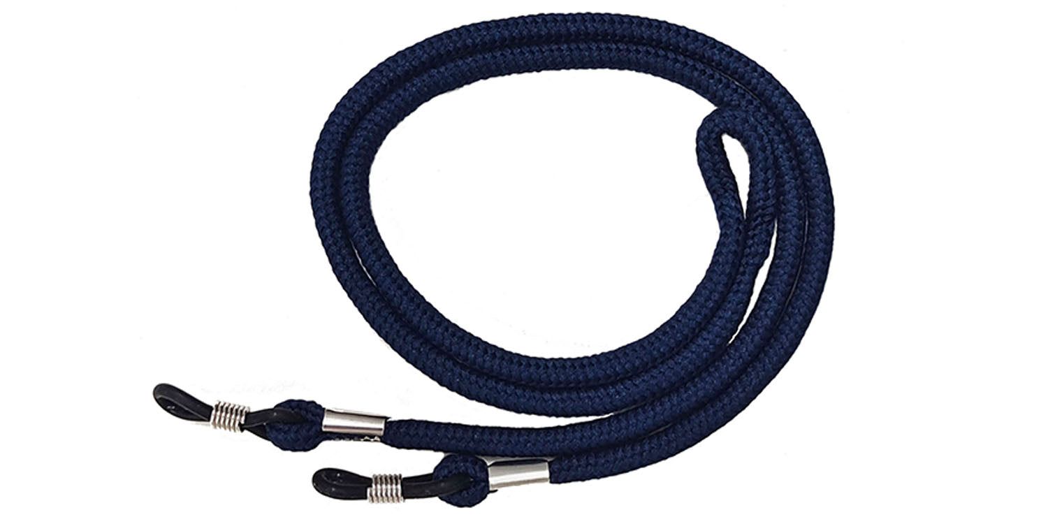 Dunkelblaues Brillenband. Rundes, geflochtenes Textilband mit Metallenden und Schlaufen zur Befestigung an Brillen.