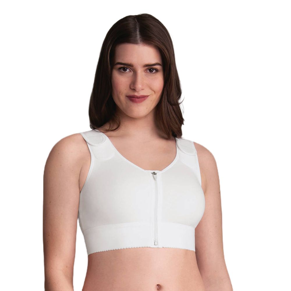 Weißer Kompressions-BH mit Vorderverschluss. Reißverschluss mittig. Breite Träger, gepolsterte Schulterpartie. Frau trägt den BH.