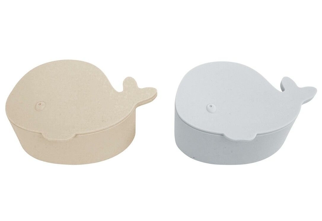Zwei walförmige Brotdosen. Eine beige, eine hellgrau. Beide mit Deckel und Schwanzflosse.