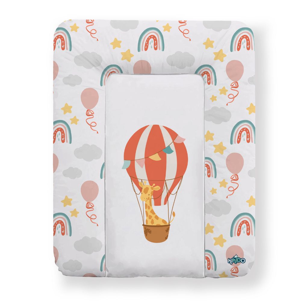 Weiche Wickelauflage mit bunten Regenbogen, Sternen, Ballons und einem Heißluftballon mit Giraffe. Kikido Logo.