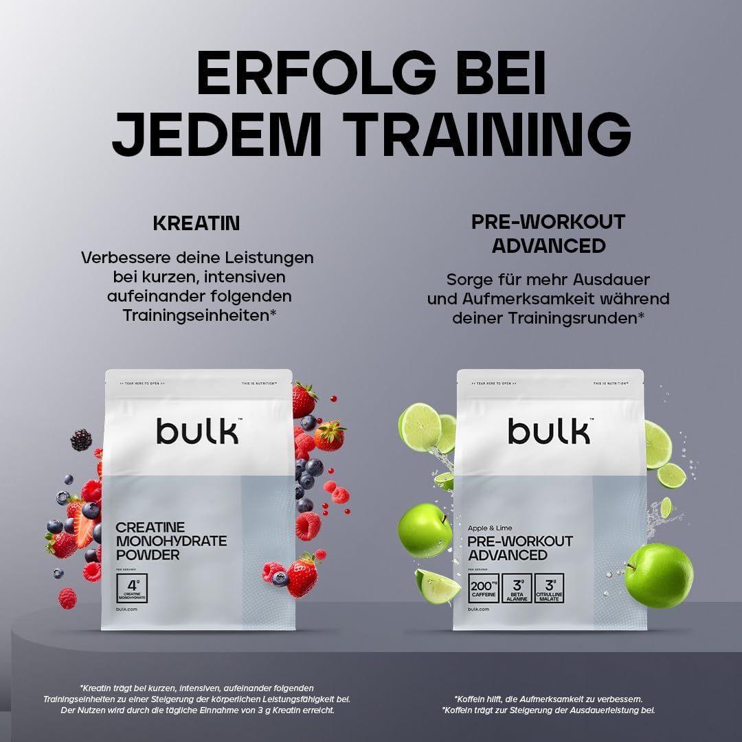 Zwei Beutel mit „bulk“ Logo. Links: Kreatin. Rechts: Pre-Workout Advanced. Früchte und Limetten.